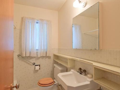 1915 Bowes Street, Kelowna, BC - Indoor Photo Showing Bathroom