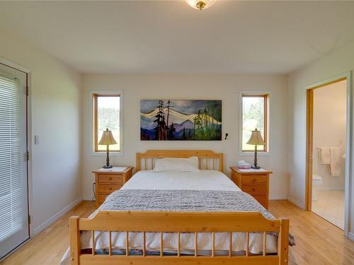 5125 Salmon River Road, Spallumcheen, BC - Indoor Photo Showing Bedroom