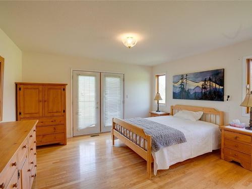 5125 Salmon River Road, Spallumcheen, BC - Indoor Photo Showing Bedroom