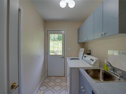 5125 Salmon River Road, Spallumcheen, BC - Indoor Photo Showing Laundry Room