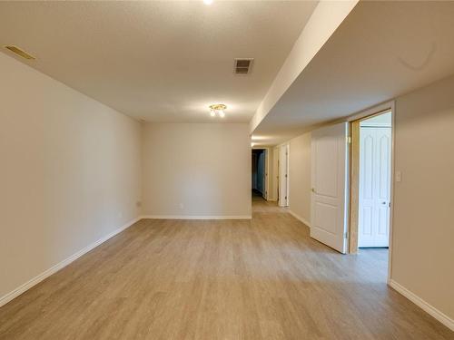 5125 Salmon River Road, Spallumcheen, BC - Indoor Photo Showing Other Room