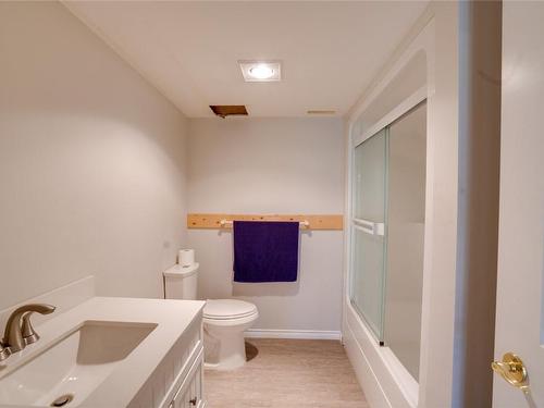 5125 Salmon River Road, Spallumcheen, BC - Indoor Photo Showing Bathroom