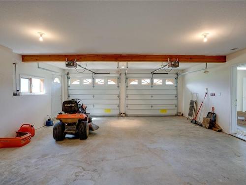 5125 Salmon River Road, Spallumcheen, BC - Indoor Photo Showing Garage