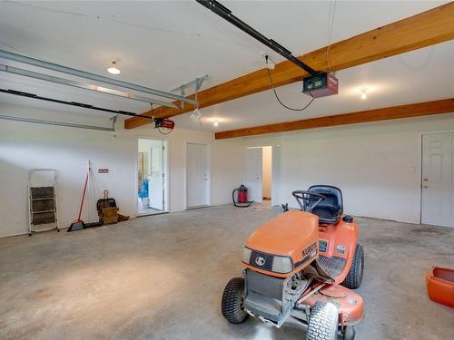 5125 Salmon River Road, Spallumcheen, BC - Indoor Photo Showing Garage