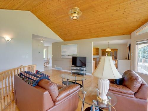 5125 Salmon River Road, Spallumcheen, BC - Indoor Photo Showing Living Room