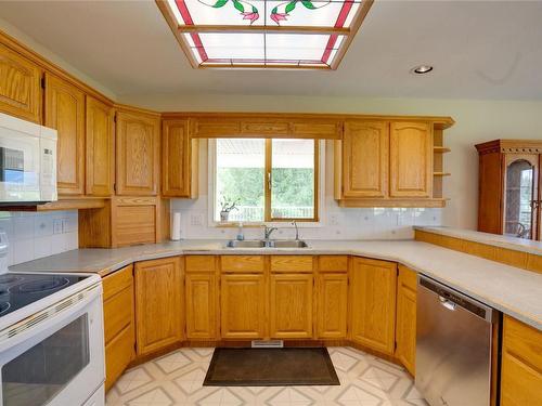 5125 Salmon River Road, Spallumcheen, BC - Indoor Photo Showing Kitchen With Double Sink