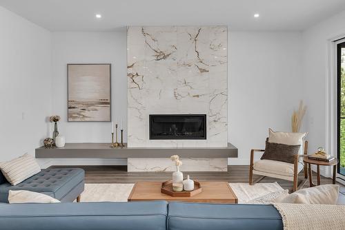 981 Lochness Street, Kelowna, BC - Indoor Photo Showing Living Room With Fireplace