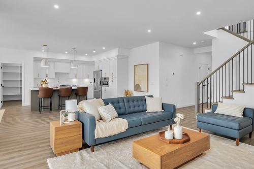 981 Lochness Street, Kelowna, BC - Indoor Photo Showing Living Room