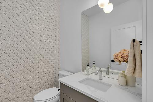 981 Lochness Street, Kelowna, BC - Indoor Photo Showing Bathroom