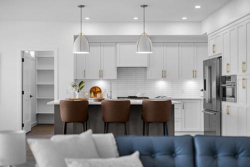 981 Lochness Street, Kelowna, BC - Indoor Photo Showing Kitchen With Upgraded Kitchen