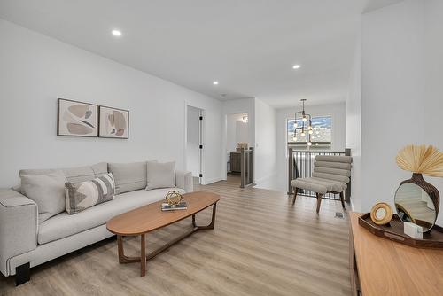 981 Lochness Street, Kelowna, BC - Indoor Photo Showing Living Room