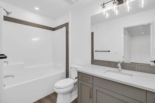 981 Lochness Street, Kelowna, BC - Indoor Photo Showing Bathroom