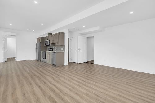 981 Lochness Street, Kelowna, BC - Indoor Photo Showing Kitchen