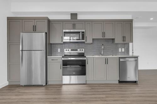 981 Lochness Street, Kelowna, BC - Indoor Photo Showing Kitchen