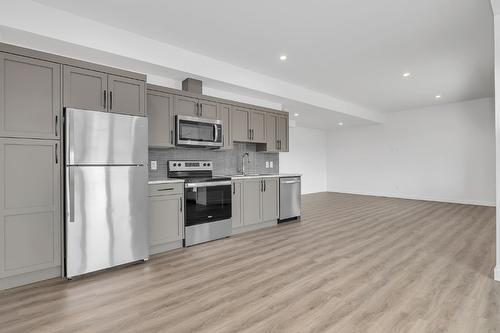 981 Lochness Street, Kelowna, BC - Indoor Photo Showing Kitchen