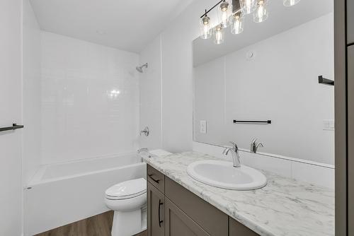 981 Lochness Street, Kelowna, BC - Indoor Photo Showing Bathroom