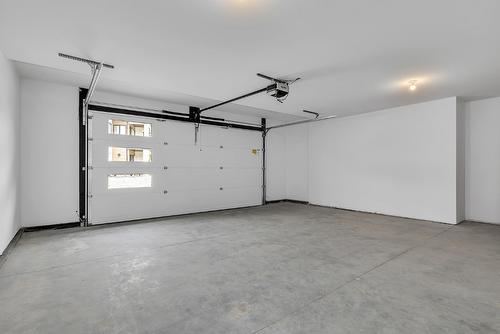 981 Lochness Street, Kelowna, BC - Indoor Photo Showing Garage