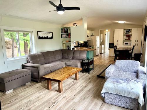 862 Hwy 5A, Princeton, BC - Indoor Photo Showing Living Room