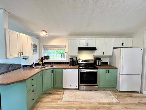 862 Hwy 5A, Princeton, BC - Indoor Photo Showing Kitchen With Double Sink