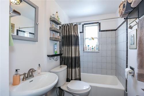 78 Tapleytown Road, Hamilton, ON - Indoor Photo Showing Bathroom