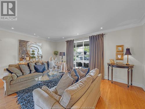 9590 Kerby, Windsor, ON - Indoor Photo Showing Living Room