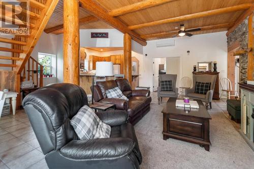 789 Toy Creek Road, Kaleden, BC - Indoor Photo Showing Living Room