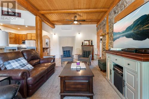 789 Toy Creek Road, Kaleden, BC - Indoor Photo Showing Living Room