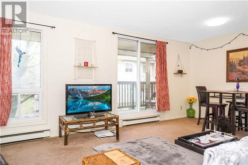 702 Tanguay Court, Kanata, ON - Indoor Photo Showing Living Room