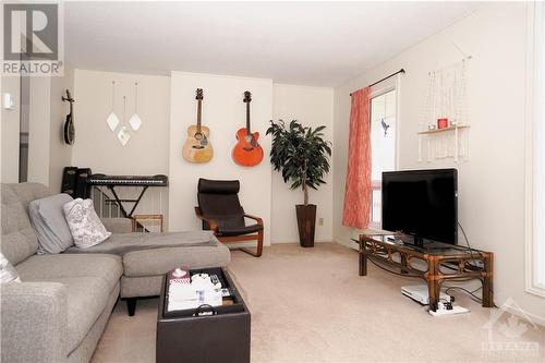 702 Tanguay Court, Kanata, ON - Indoor Photo Showing Living Room