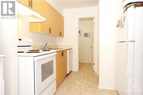 702 Tanguay Court, Kanata, ON - Indoor Photo Showing Kitchen