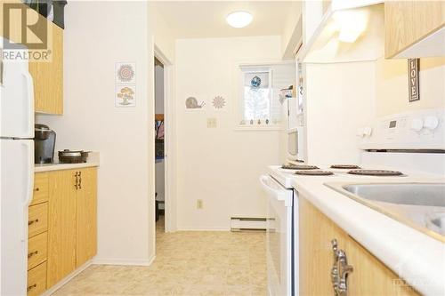 702 Tanguay Court, Kanata, ON - Indoor Photo Showing Kitchen