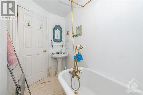 166 Bolton Street, Ottawa, ON - Indoor Photo Showing Bathroom