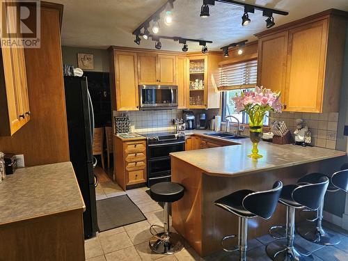 599 Clifton Road, Kelowna, BC - Indoor Photo Showing Kitchen With Double Sink