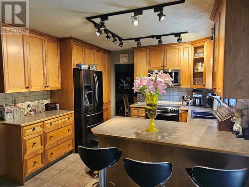 599 Clifton Road, Kelowna, BC - Indoor Photo Showing Kitchen With Double Sink