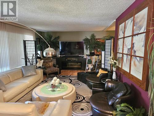 599 Clifton Road, Kelowna, BC - Indoor Photo Showing Living Room