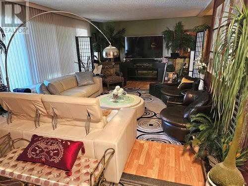 599 Clifton Road, Kelowna, BC - Indoor Photo Showing Living Room With Fireplace