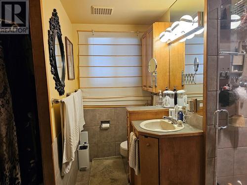 599 Clifton Road, Kelowna, BC - Indoor Photo Showing Bathroom