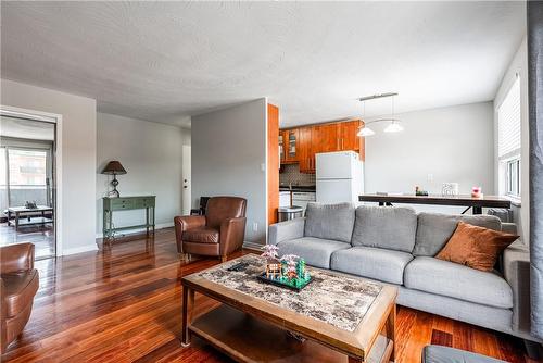 485 Thorold Road|Unit #211, Welland, ON - Indoor Photo Showing Living Room