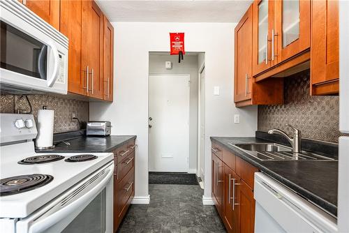 485 Thorold Road|Unit #211, Welland, ON - Indoor Photo Showing Kitchen With Double Sink