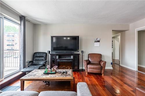485 Thorold Road|Unit #211, Welland, ON - Indoor Photo Showing Living Room