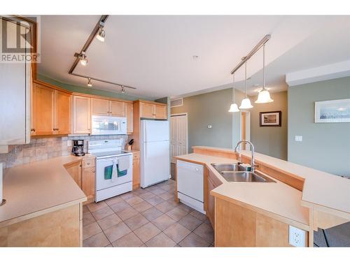 100 Lakeshore Drive Unit# 515, Penticton, BC - Indoor Photo Showing Kitchen With Double Sink