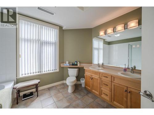 100 Lakeshore Drive Unit# 515, Penticton, BC - Indoor Photo Showing Bathroom