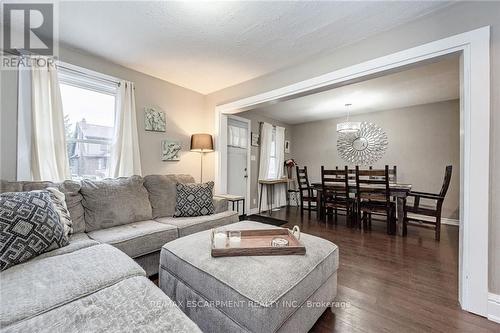 13 Fairfield Avenue, Hamilton, ON - Indoor Photo Showing Living Room