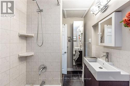 13 Fairfield Avenue, Hamilton, ON - Indoor Photo Showing Bathroom