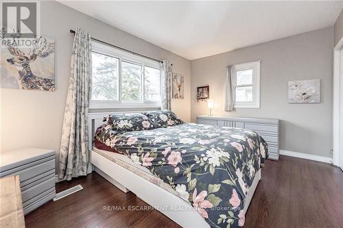 13 Fairfield Avenue, Hamilton, ON - Indoor Photo Showing Bedroom