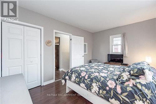 13 Fairfield Avenue, Hamilton, ON - Indoor Photo Showing Bedroom