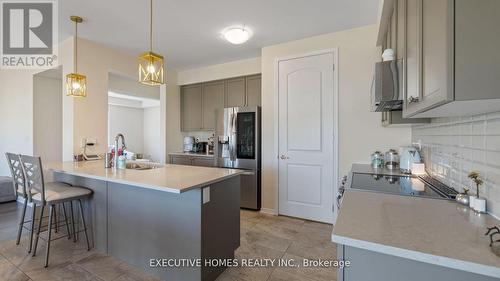 14 Lillian Way, Haldimand, ON - Indoor Photo Showing Kitchen With Double Sink With Upgraded Kitchen