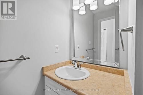 2 - 84 Everglade Crescent, Kitchener, ON - Indoor Photo Showing Bathroom
