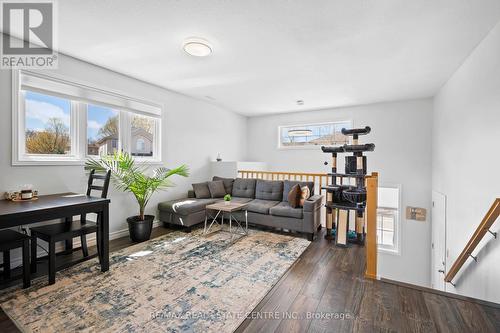 2 - 84 Everglade Crescent, Kitchener, ON - Indoor Photo Showing Living Room