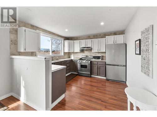 525 Leathead Road, Kelowna, BC - Indoor Photo Showing Kitchen